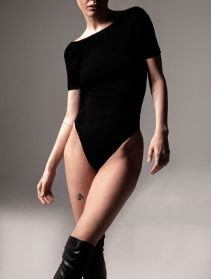 Basic bodi sa velikim V izrezom na leđa sa kratkim rukavima