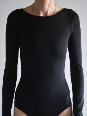 Basic bodi sa velikim V izrezom na leđa